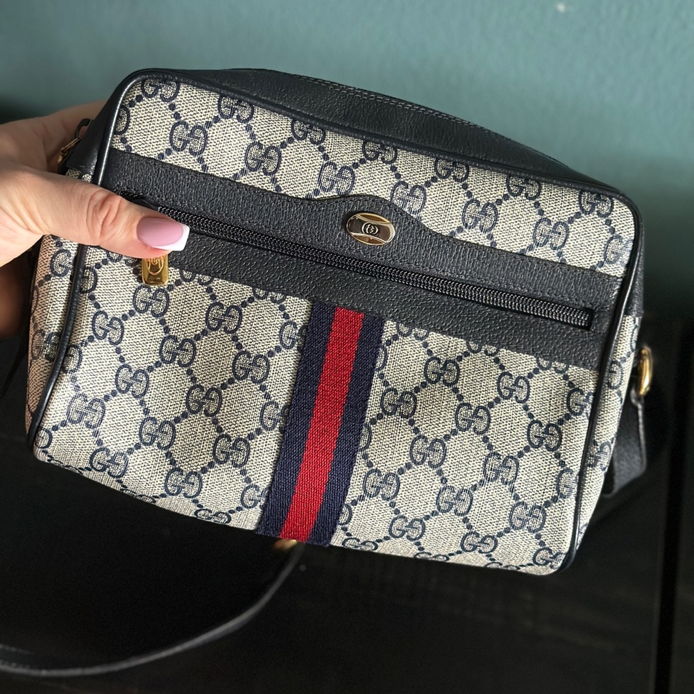Gucci Vintage Black and Cream Crossbody Bag with Signature Style